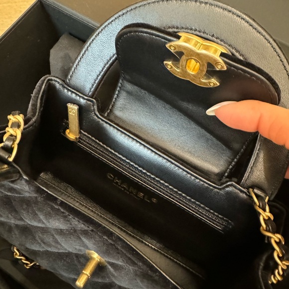 Chanel Métiers d'Art 2024
Known as Chanel Kelly bag  “Nano” Black velvet handbag - Picture 4 of 12